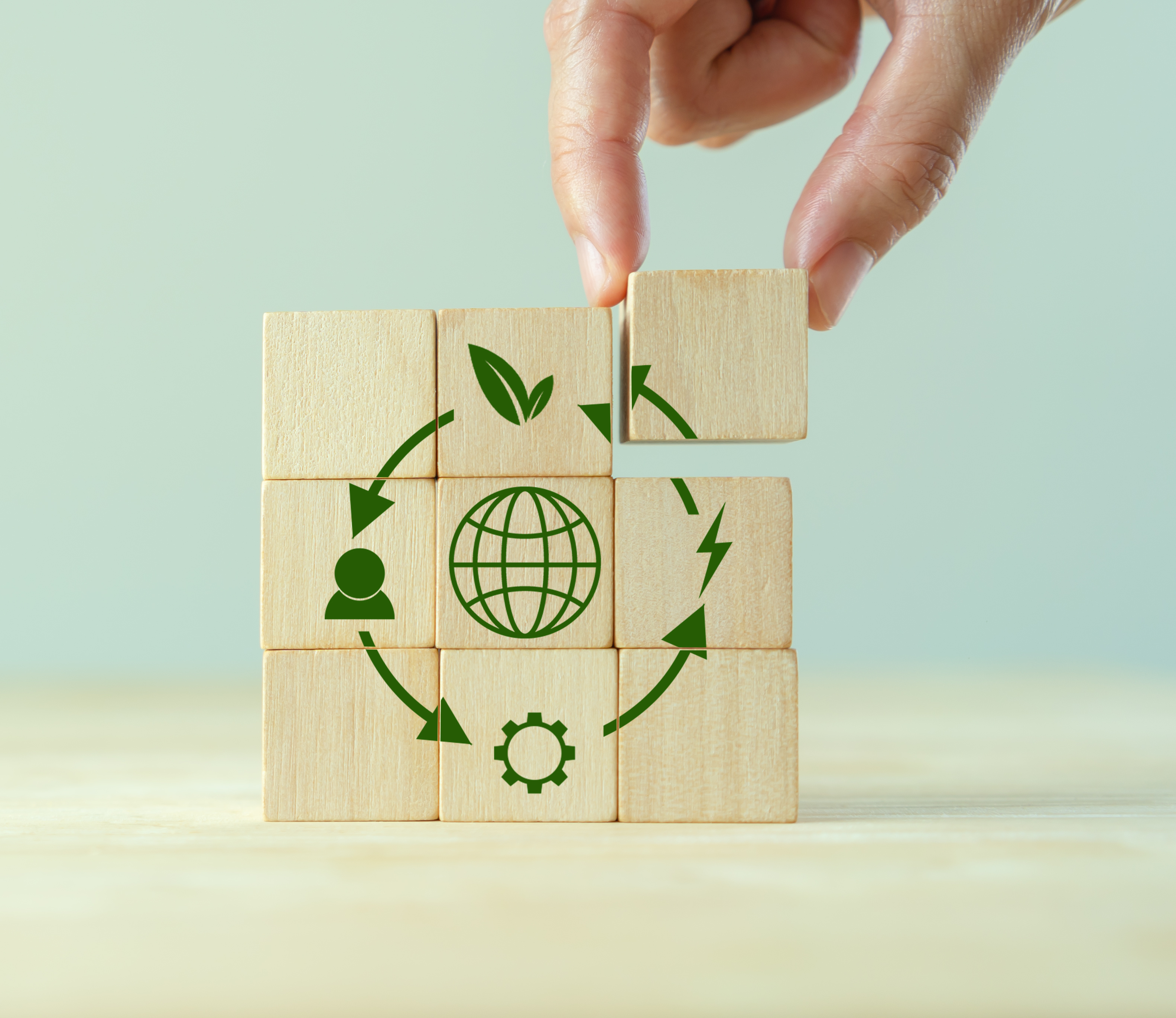 Petits cubes en bois formant les logos de l'économie circulaire
